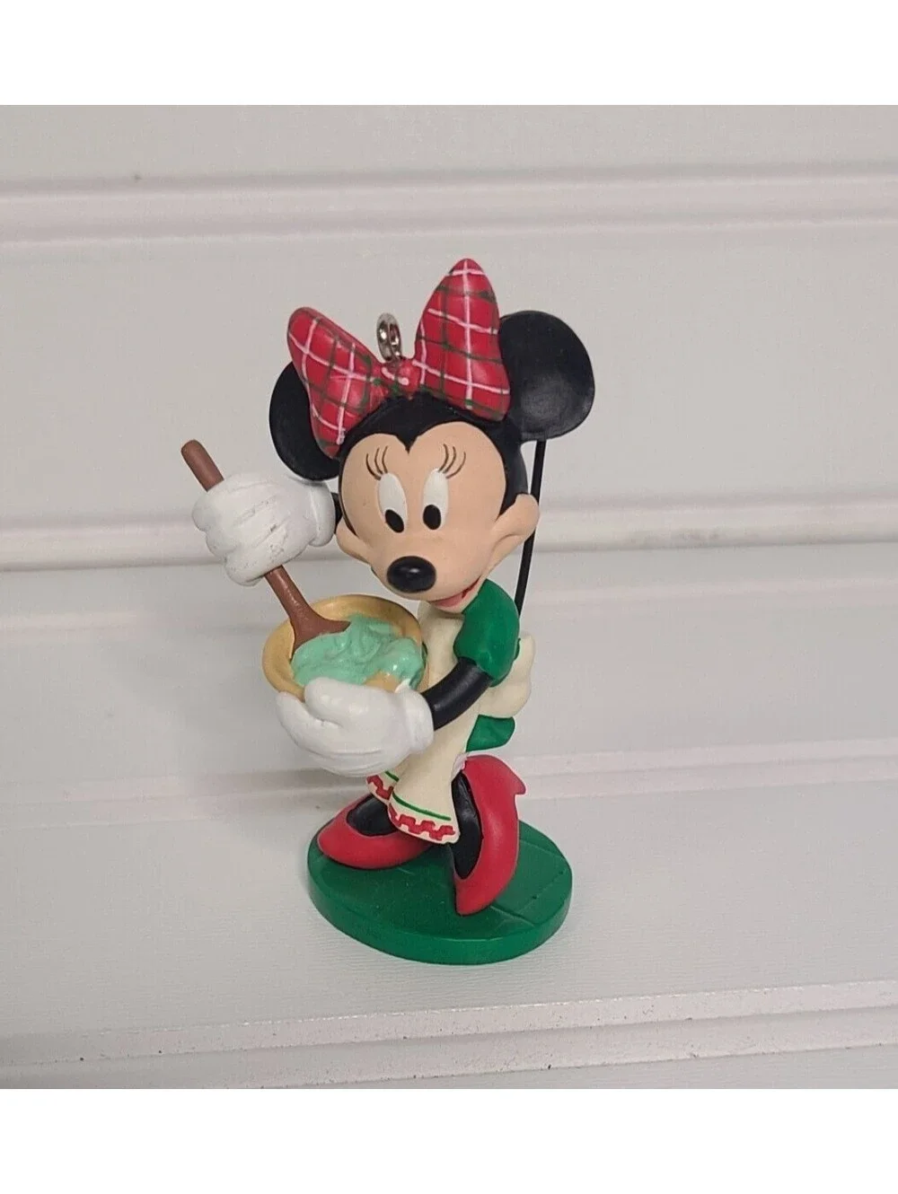 HALLMARK ORNAMENT Disney Minnie Mouse 2004 Christmas baking